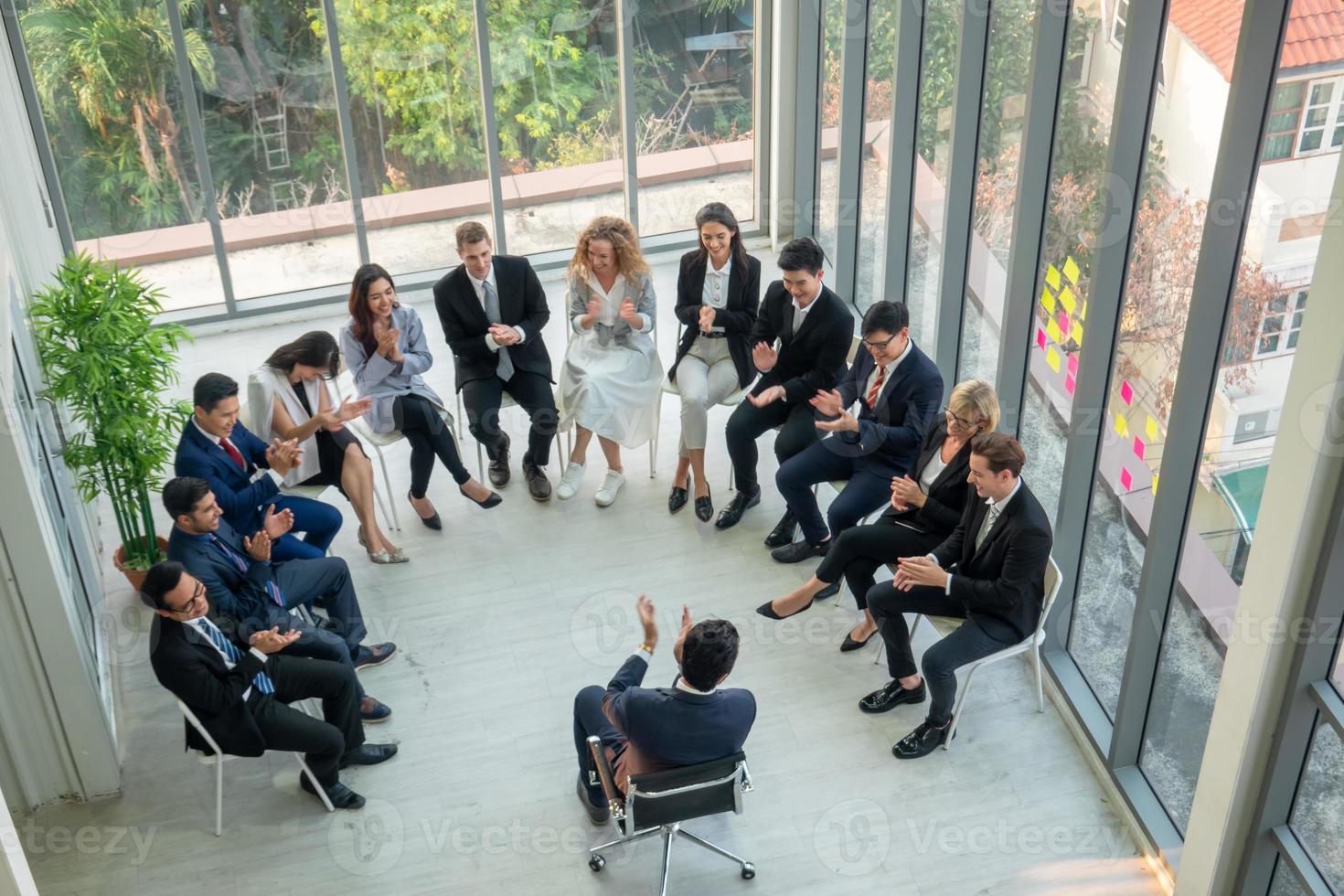 7072960-palestrante-dando-apresentacao-no-hall-audience-ou-conference-hall-rearview-de-participantes-nao-reconhecidos-in-audience-cientific-conference-evento-treinamento-foto